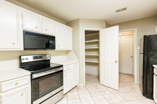 Building Photo - Welcome to this Spacious 2-Bedroom Home!