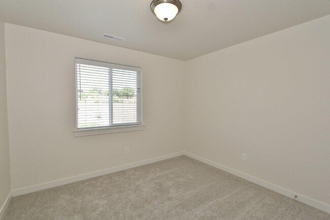 Building Photo - Immaculate Single-Level Home in a Quiet Ne...
