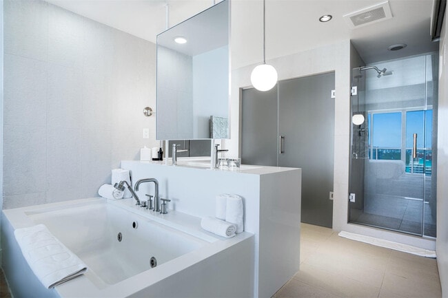 Building Photo - 3101 Bayshore Dr