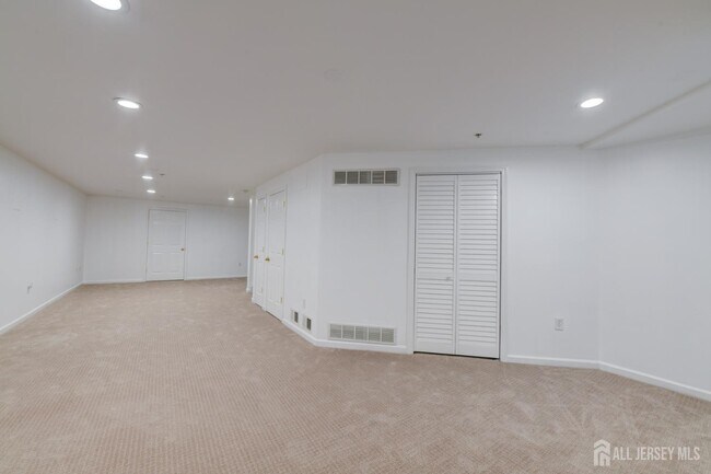 Building Photo - 609 Blossom Cir