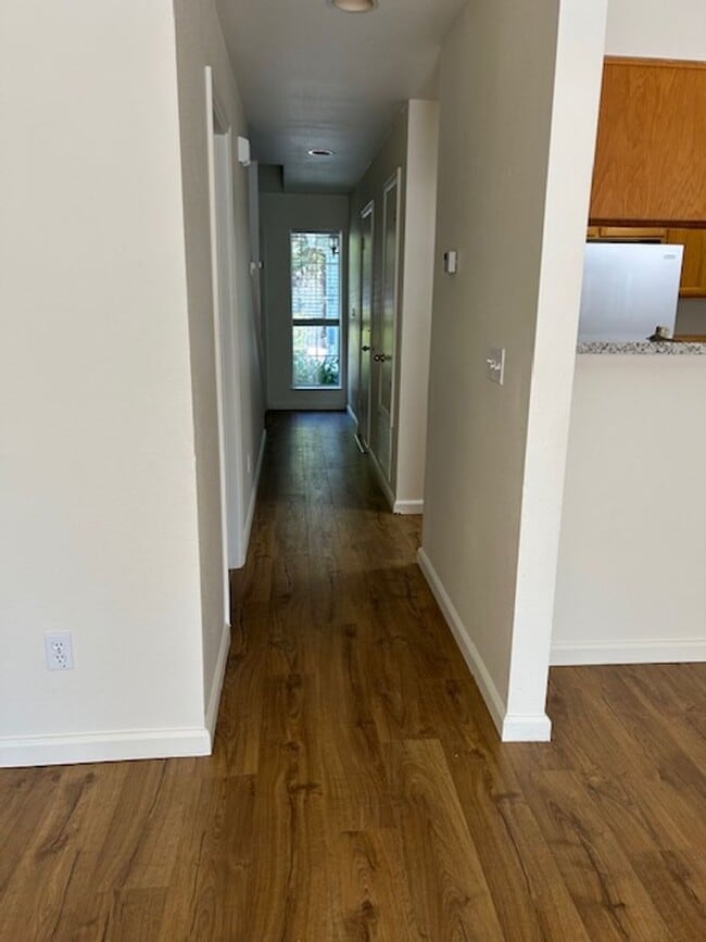 Building Photo - Beautiful 2 Bedroom Townhome Available Now!