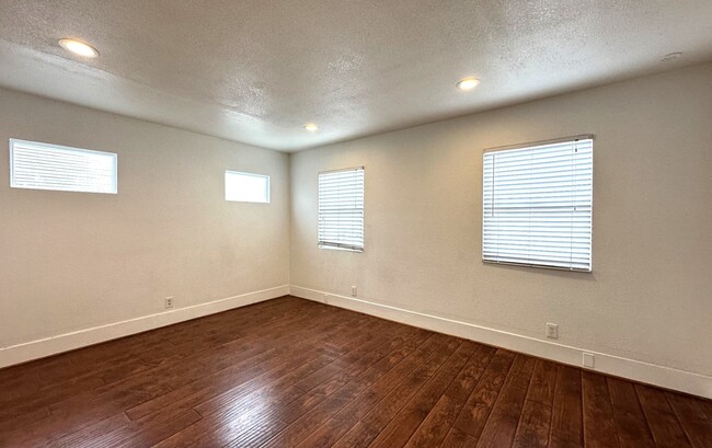 Building Photo - Hillcrest 1-Bedroom Duplex w/Parking and L...
