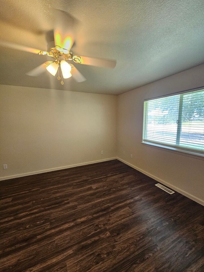 Building Photo - 3 Bedroom, 2 Bathroom Home in Fernley