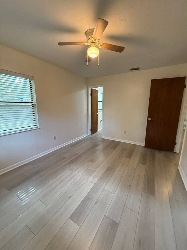 Building Photo - Completely Renovated!