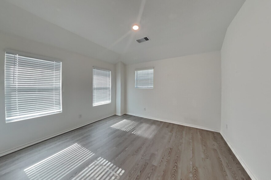 Building Photo - 11106 N Lake Mist Ln