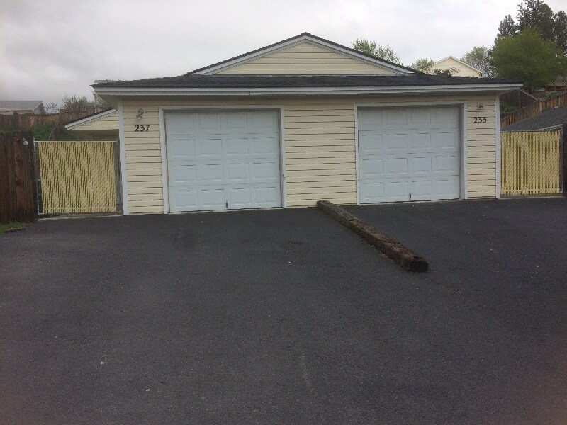 Building Photo - 233 Old Fort Rd