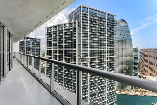 Building Photo - 495 Brickell Ave