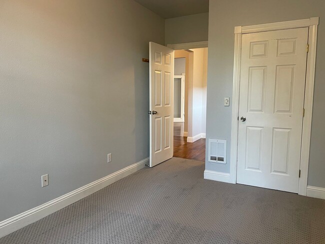 Building Photo - M1614 #1-3