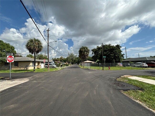 Building Photo - 729 NW 19th Ave