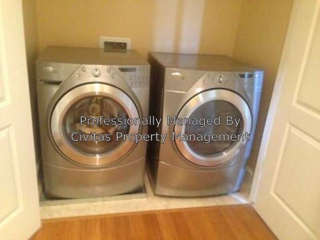 Building Photo - Newer 2/2 Townhome - Bonus Room Pool and More