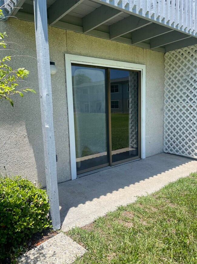 Building Photo - 700 W Pope Rd