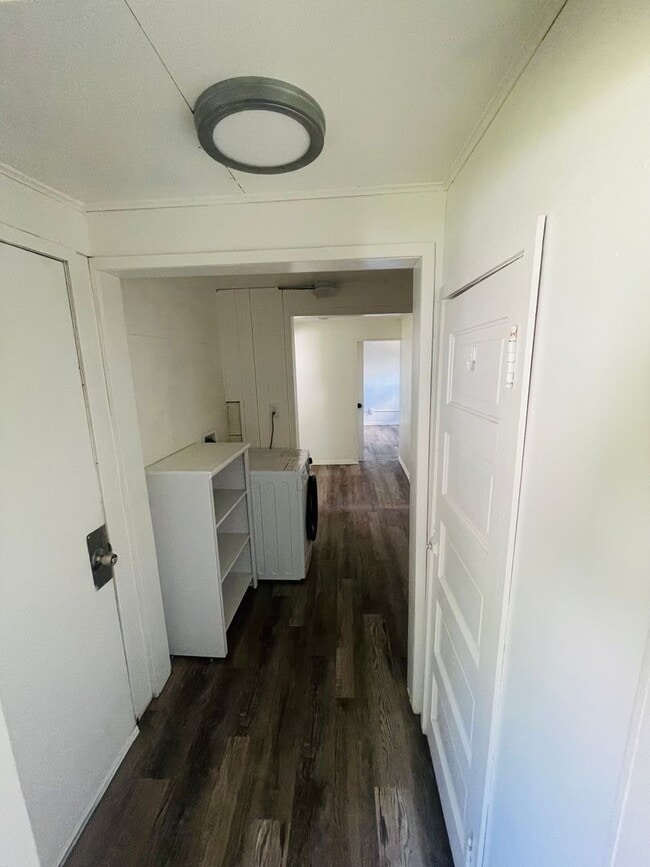 Building Photo - Cozy 2bdrm 1 bath house with yard and exte...