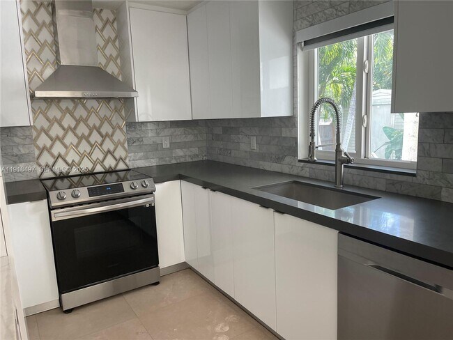 Building Photo - 2900 SW 16th St