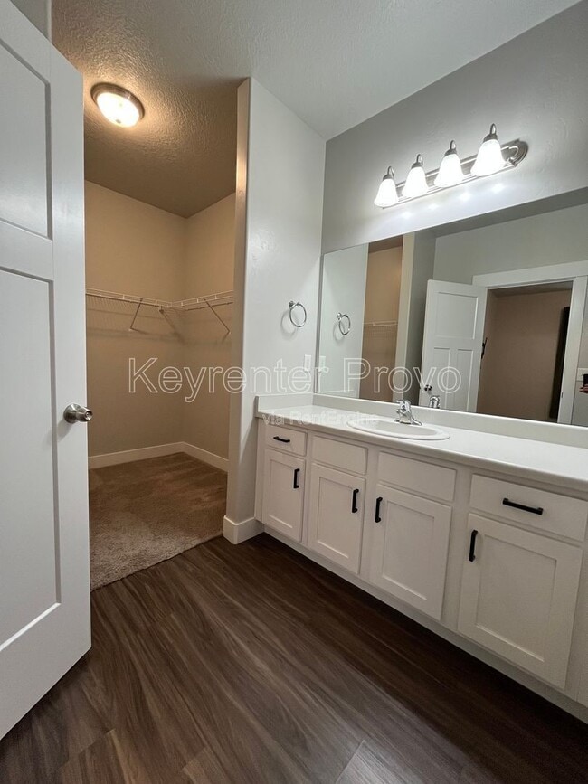 Building Photo - 586 N 360 W