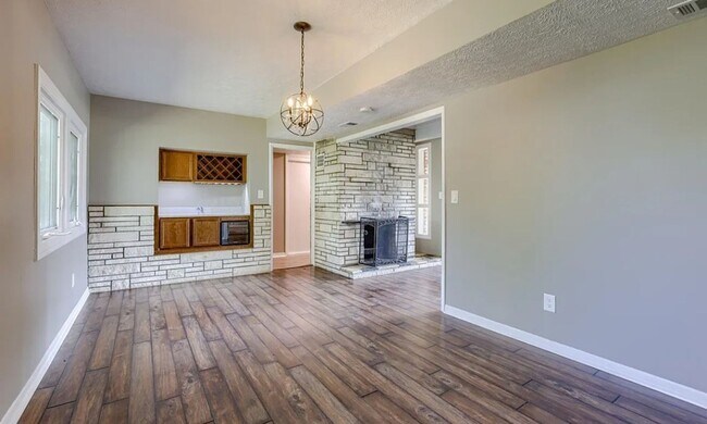 Building Photo - Country Club 5 Bedroom!