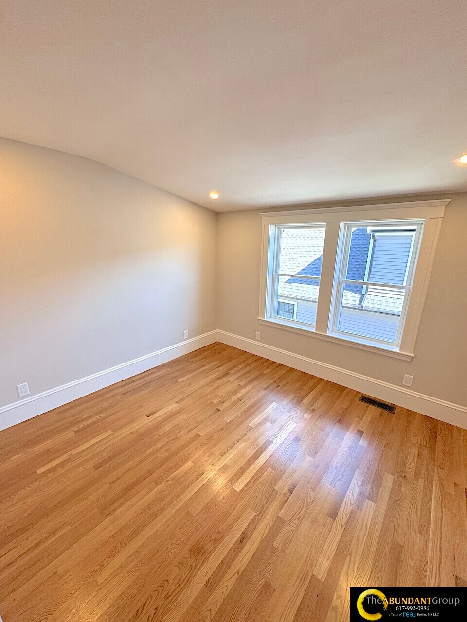 Building Photo - 14 White St