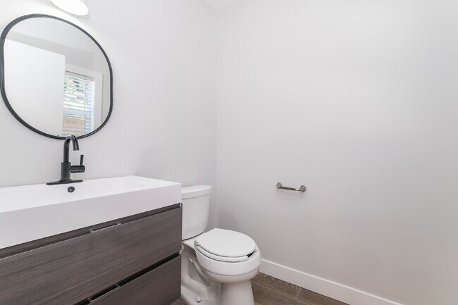 Building Photo - Stunning remodeled 4BD/3.5BA Seattle Craftsman with Solar, A/C & EV Charging for RENT- Available ...