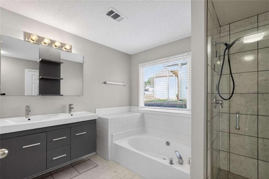 Building Photo - 7700 Lakeshore Ct