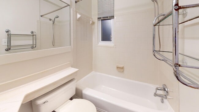 Building Photo - Dupont Circle Studio Apartment W/Roof Top,...