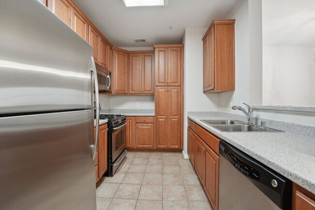 Building Photo - Welcome to this beautiful and bright one-b...