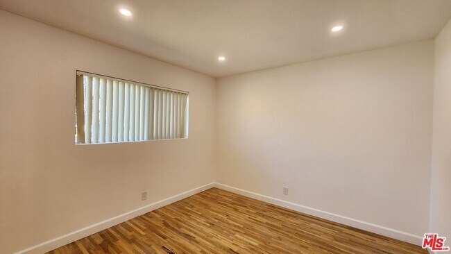 Building Photo - 12942 Moorpark St