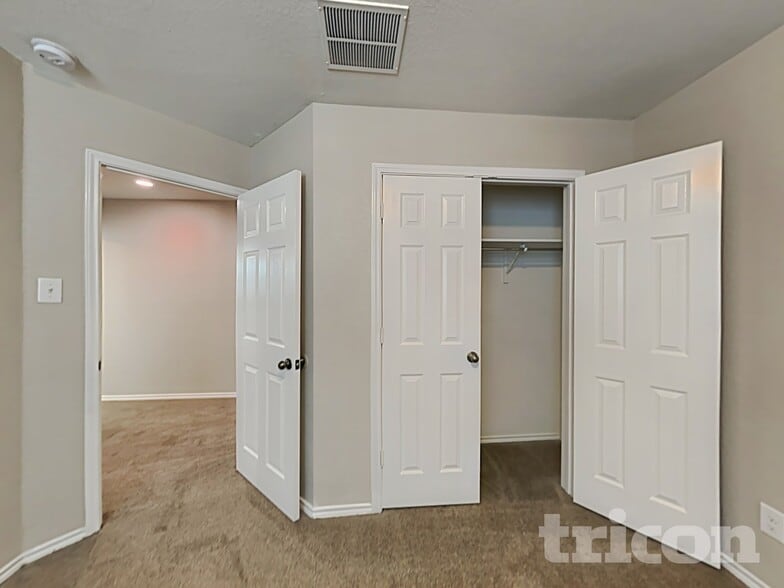 Building Photo - 2615 Green Leaf Way