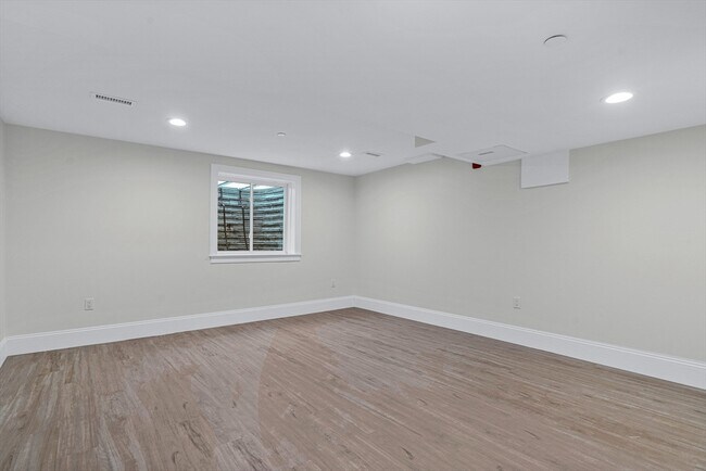 Building Photo - 15 Lily Pond Ln
