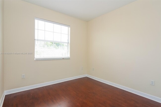 Building Photo - 2412 NE 41st Pl