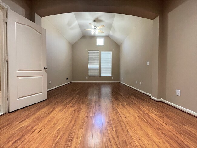 Building Photo - 3305 Knollcrest Ln