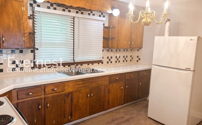 Building Photo - 4 Bed, 2 Bath Home with Fenced Yard / Pet-Friendly / Available Now!