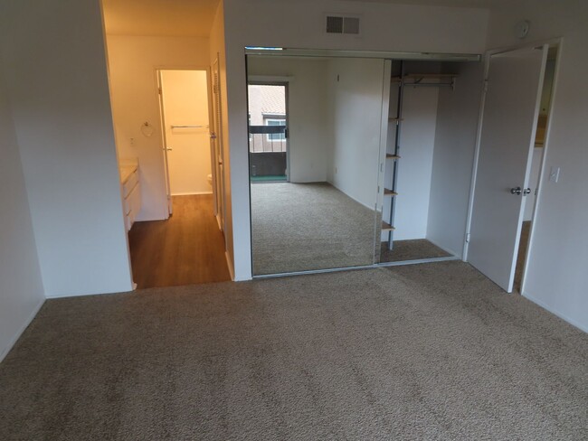 Building Photo - One Bedroom Top-Floor Condo in Mission Valley