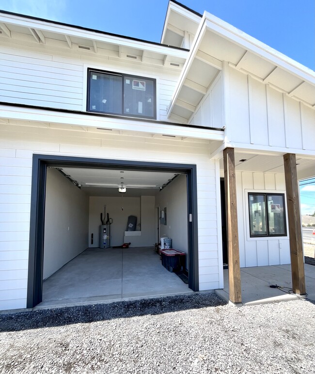 Building Photo - 1622 W Antler Ave
