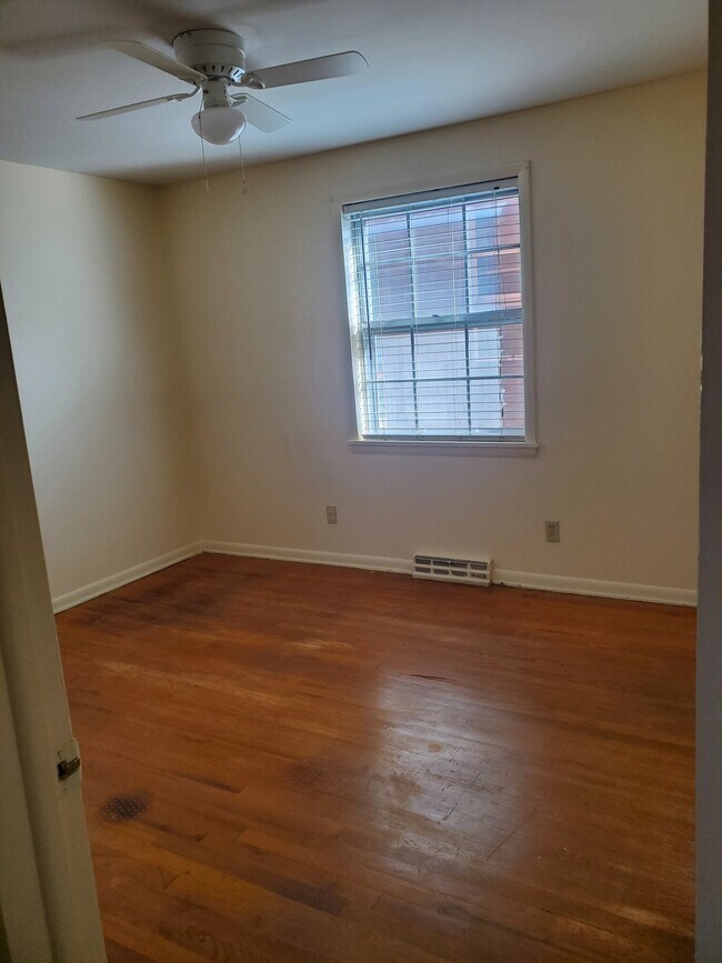 Building Photo - 1258 E Elm St