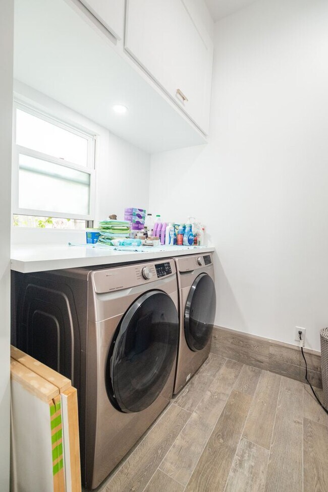 Building Photo - 6 Bed 5 Bath House with Fully Converted Co...