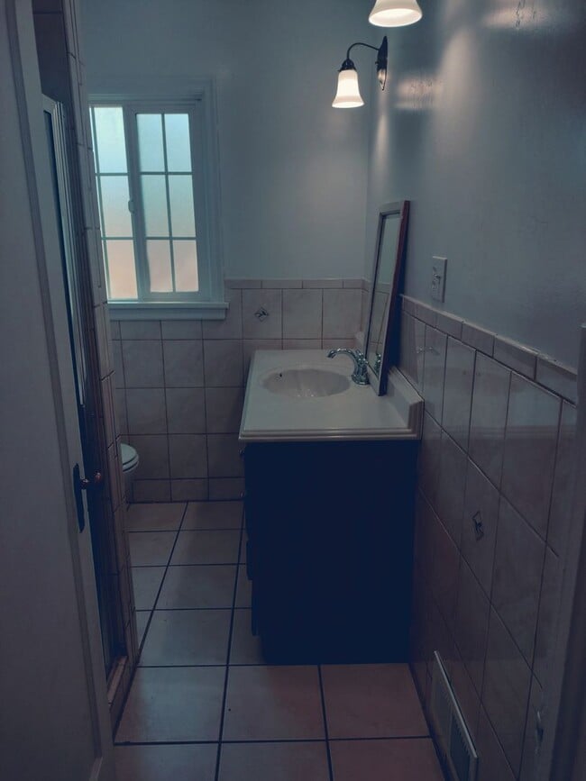 Building Photo - Charming 5 Bed, 2 bath home in the heart o...