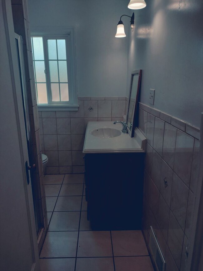 Building Photo - Charming 5 Bed, 2 bath home in the heart of Rexburg with detached 3 CAR GARAGE!!!!