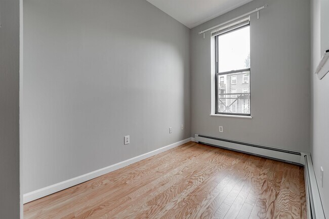 Building Photo - 813 Park Ave