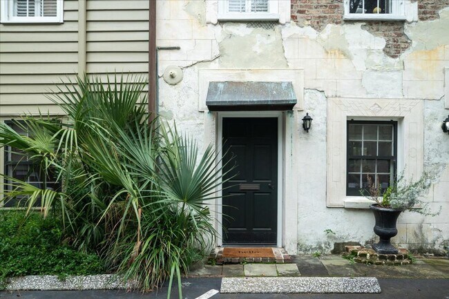 Building Photo - Downtown Cottage- Fully Furnished