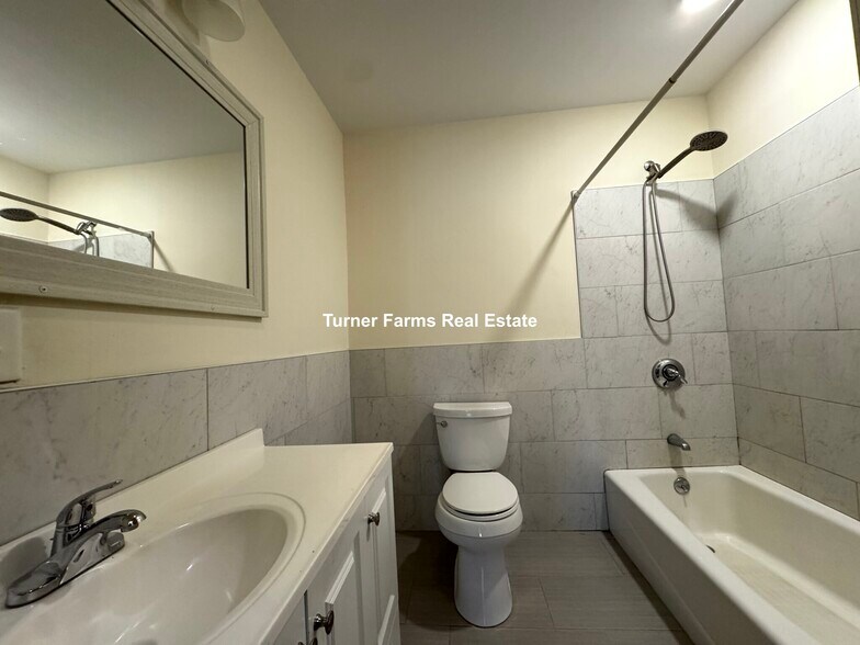 Building Photo - 145 Hillside St