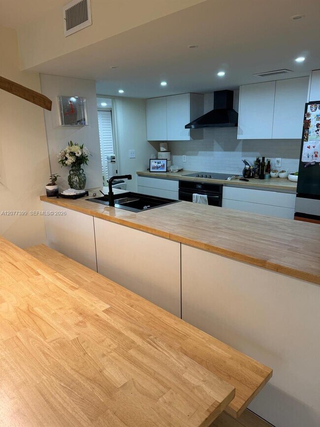 Building Photo - 210 Seaview Dr