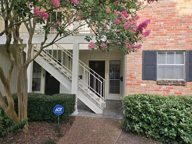 Building Photo - 12968 Trail Hollow Dr