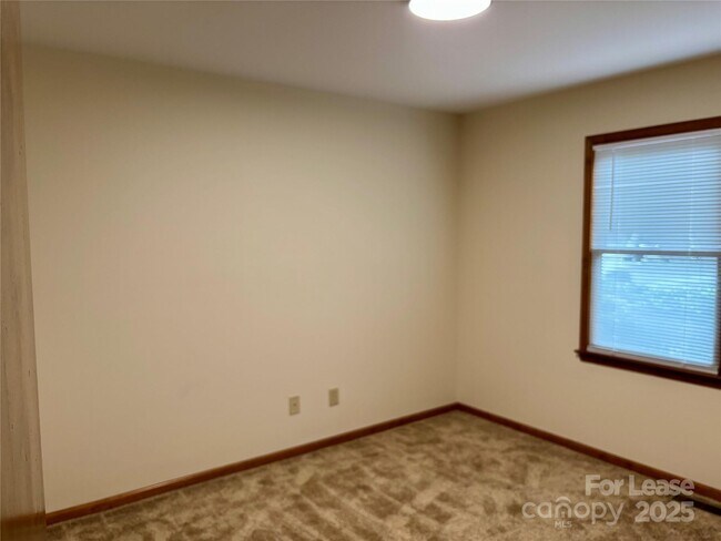 Building Photo - 125 Hillcrest Dr