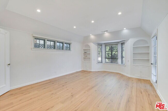 Building Photo - 344 S Swall Dr
