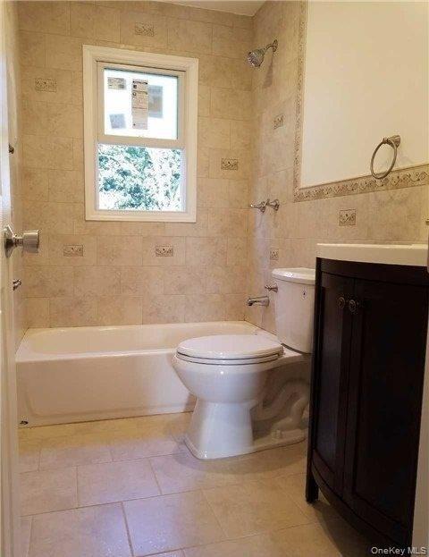 Building Photo - 17 Hallock St