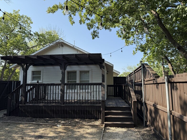 Building Photo - 1204 Elm St