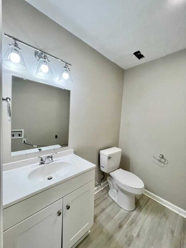 Building Photo - 1362 Dix Dr