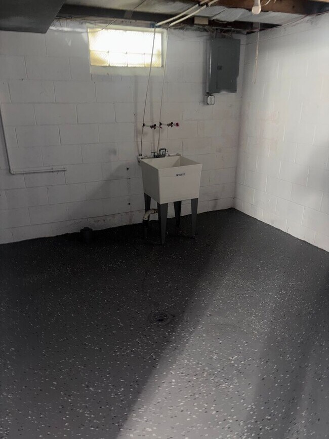 Building Photo - Updated Home In Detroit