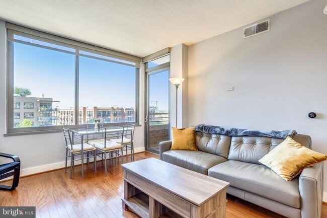 Building Photo - Professionally Managed // 1bedroom 1bathroom// Court House// Parking Included!