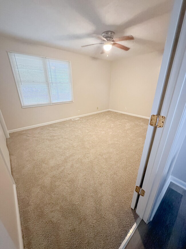 Building Photo - 706 E 15th St