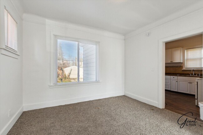 Building Photo - 2 bedroom $1200